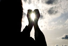 自行车选手骑行征服泥泞赛道震撼全场